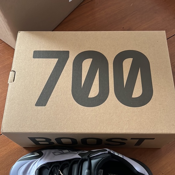 Yeezy 700 MNVN size 13.5 - Picture 3 of 7